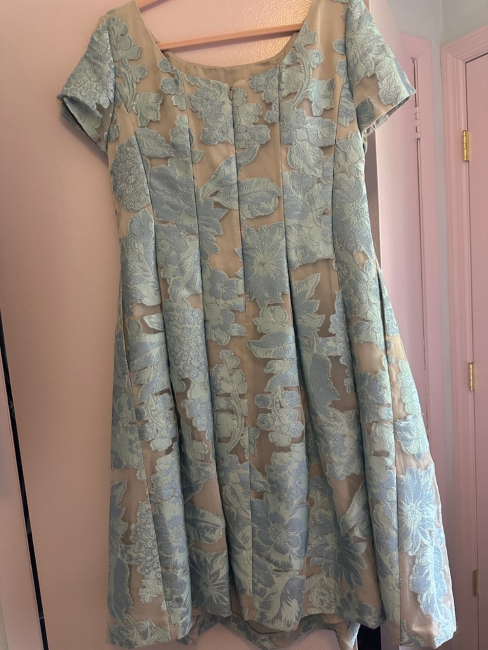 St. John Light Blue and Cream Floral Fit-and-Flare Midi Dress - Picture 4 of 10
